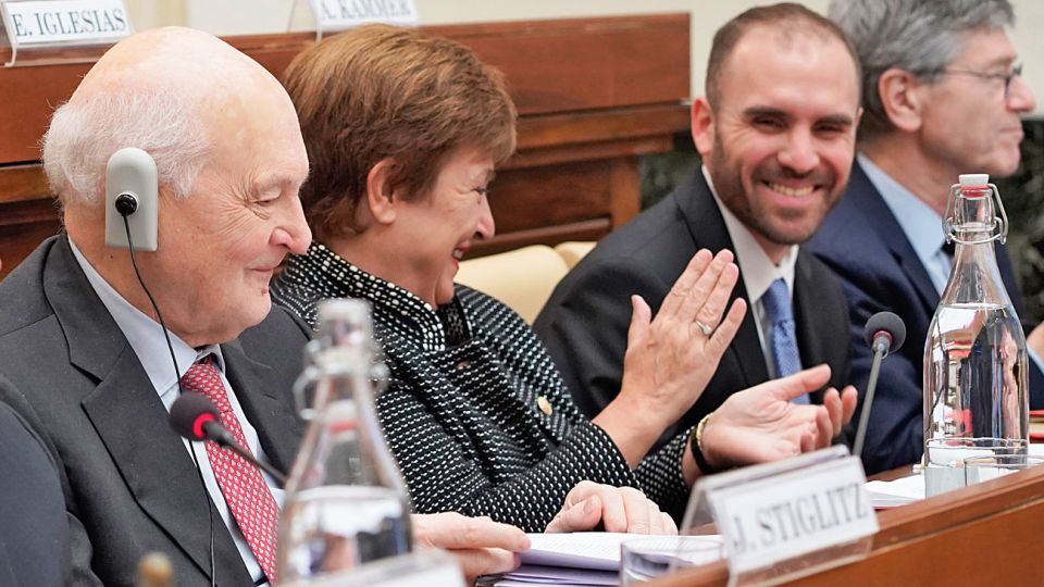 Sonrisas. El ministro con Georgieva en el Vaticano. Compartieron seminario con el Papa y Stiglitz.