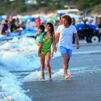 Espiá las vacaciones esteñas de "Rulo" y Gabriela Sari con su hija