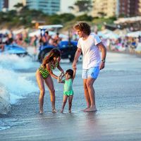 Espiá las vacaciones esteñas de "Rulo" y Gabriela Sari con su hija