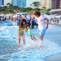 Espiá las vacaciones esteñas de "Rulo" y Gabriela Sari con su hija