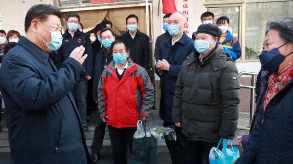 Xi Jinping se mostró con mascarilla en un hospital de Beijing.