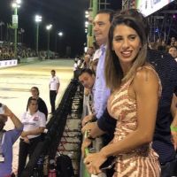 Cinthia Fernández en los Carnavales de Corrientes con un funcionario