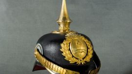 En la parte de arriba del casco es encuentra la famosa punta de bronce de 6 cm de alto.