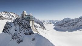 La estación se encuentra excavada en la montaña, y desde allí se puede visitar un observatorio astronómico.