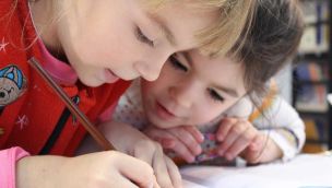 niños estudiando dibujando escuela educacion