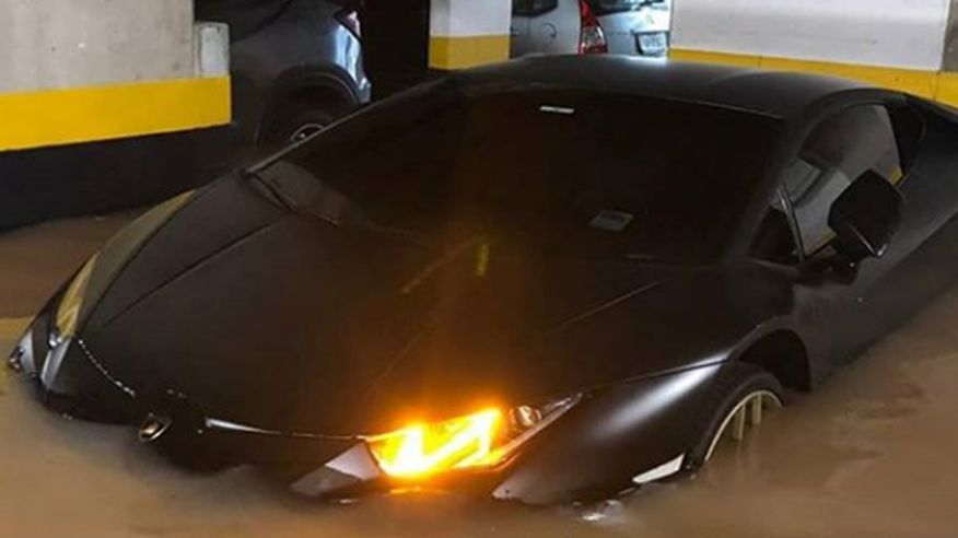 Lamborghini Huracan bajo agua