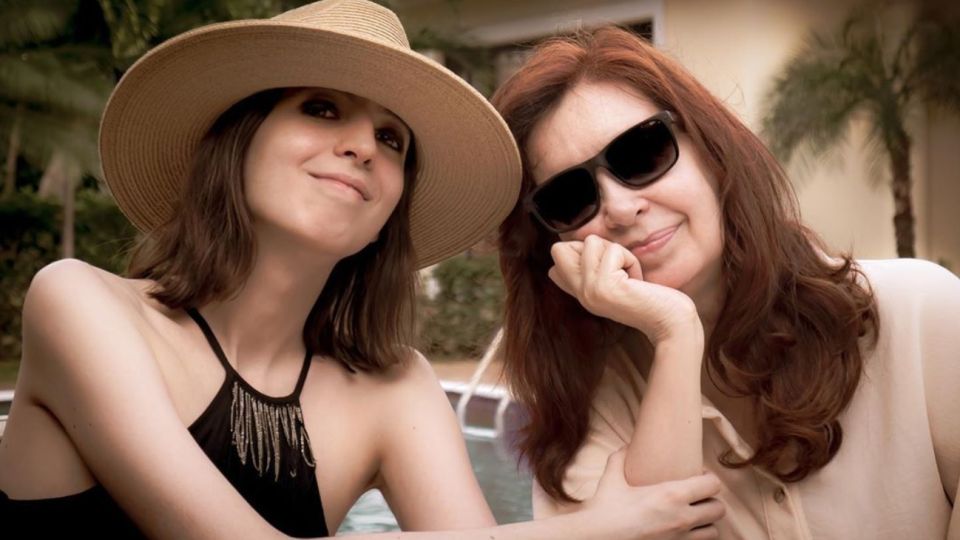 Antes de su regreso a Buenos Aires, la vicepresidenta Cristina Fernández de Kirchner publicó una foto junto a su hija Florencia desde Cuba.