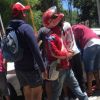 Algunos hinchas de Independiente se acercan al auto de un futbolista del club. // Foto: Infierno Rojo