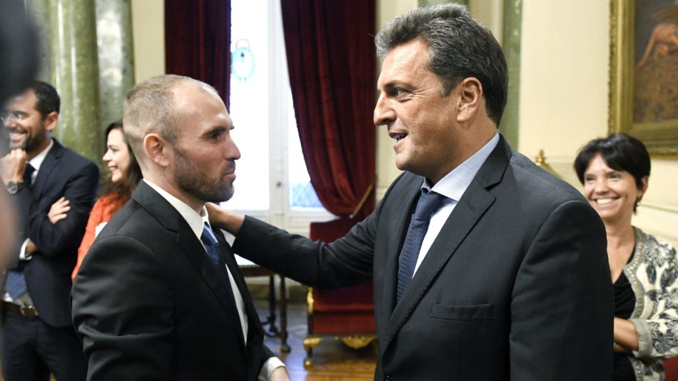 Massa saluda a Guzmán, atrás sonríe Marcó del Pont. El oficialismo pasó una prueba de alta tensión en el Congreso.