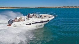 La Cap Camarat 10.5 WA es ideal para la navegación en aguas abiertas.