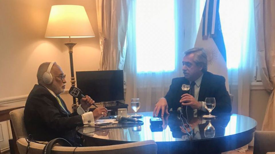 El presidente Alberto Fernández durante la entrevista con Oscar González Oro, que se emitió por Radio Rivadavia.