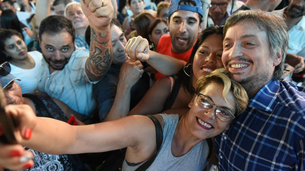 Selfies y sonrisas, en el acto en el que participó Máximo Kirchner en Escobar.