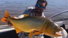 Con la idea de dar con los mejores portes, nos movimos hasta una zona de piedras, arena y correntada.