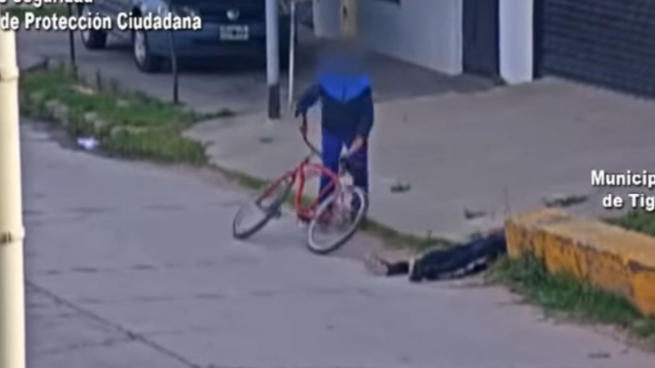 Una pareja le robó la bicicleta a una persona que se había desmayado