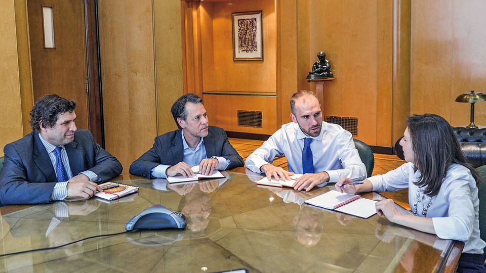 Austero. La mesa de trabajo de Martín Guzmán, con Sergio Chodos, Luis Cubeddu y Julie Kozack, ayer en el Palacio de Hacienda.