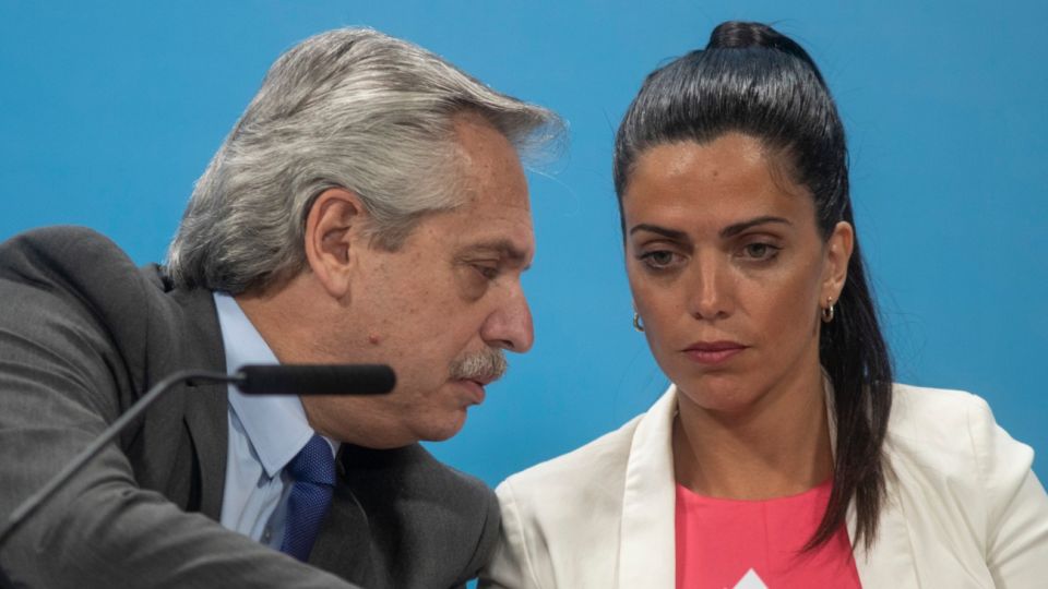 El presidente Alberto Fernández junto a la titular del PAMI, Luana Volnovich.