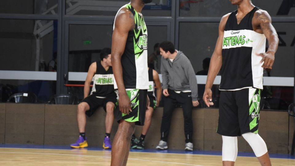 Extremos. Laron Smith, la reciente incorporación de Atenas, y Horace Spencer, quien lleva ocho meses en filas del “Verde”.