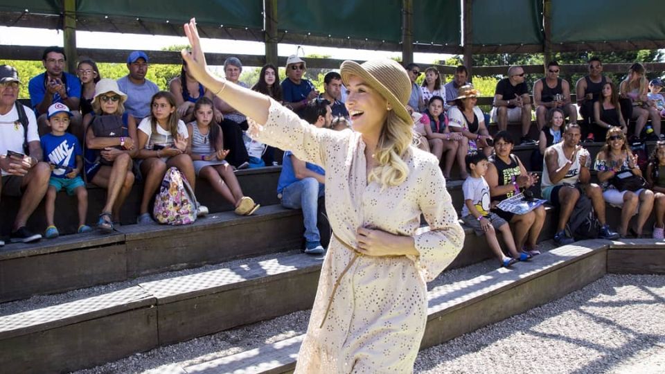 Fabiola Yañéz en la Costa Argentina