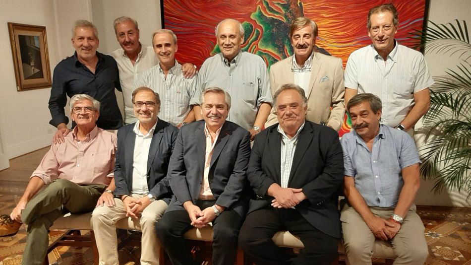 "El equipo de Alberto", sonriente en Olivos. Hubo festejo por los 63 años de Eduardo Valdés, y las partidas como embajadores de Jorge Arguello y Alberto Iribarne.