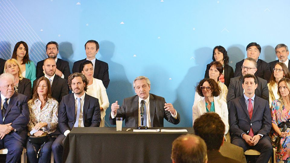 Equipo. La estructura del gobierno actual es símbolo de cómo piensan y actúan nuestros dirigentes políticos. La continuidad en la administración es inimaginable y parece que todo debe cambiar de una gestión a otra.