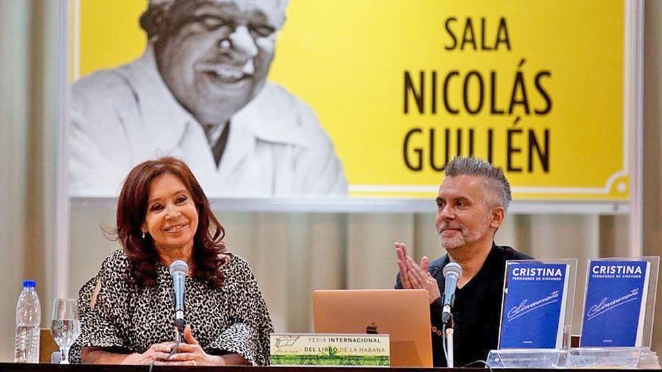 En escena. CFK presentó el libro Sinceramente en Cuba y pidió una quita de la deuda externa.