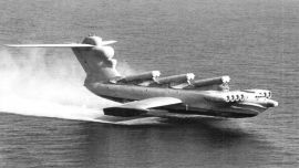 Los ekranoplanos buscaban ejercer la máxima presión entre su fuselaje y el agua con alas grandes, cortas y cuadradas.