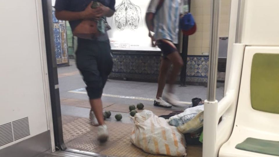 Pelea a cuchillazos en el subte entre dos vendedores ambulantes de palta.