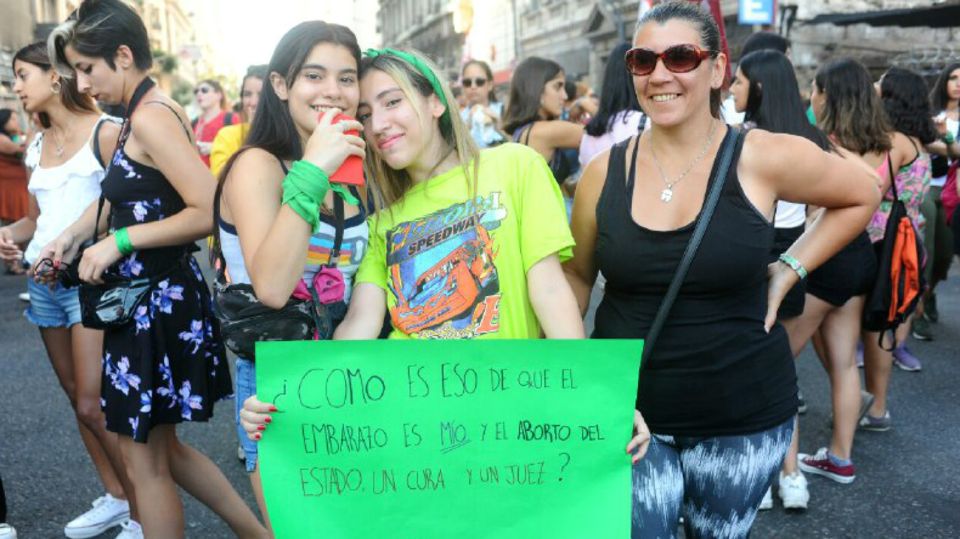 Escenas de la masiva marcha a favor del aborto en las inmediaciones del Congreso.