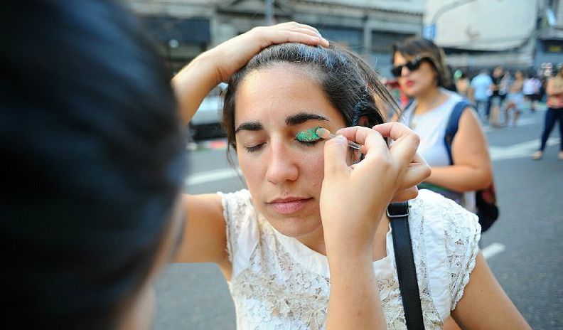 La marcha a favor del aborto reúne a una multitud en las inmediaciones del Congreso.