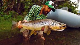 Matías Curuchet con el trofeo de la flotada: un macho marrón muy activo.