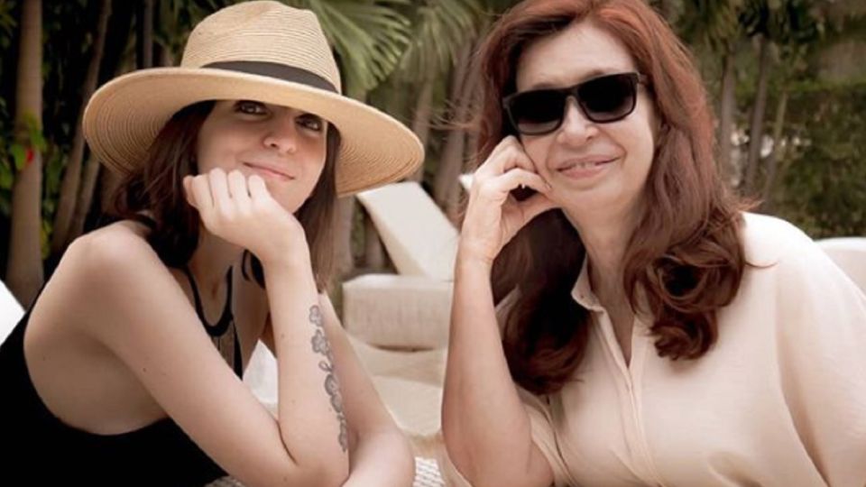 Florencia Kirchner, junto a su madre en Cuba.