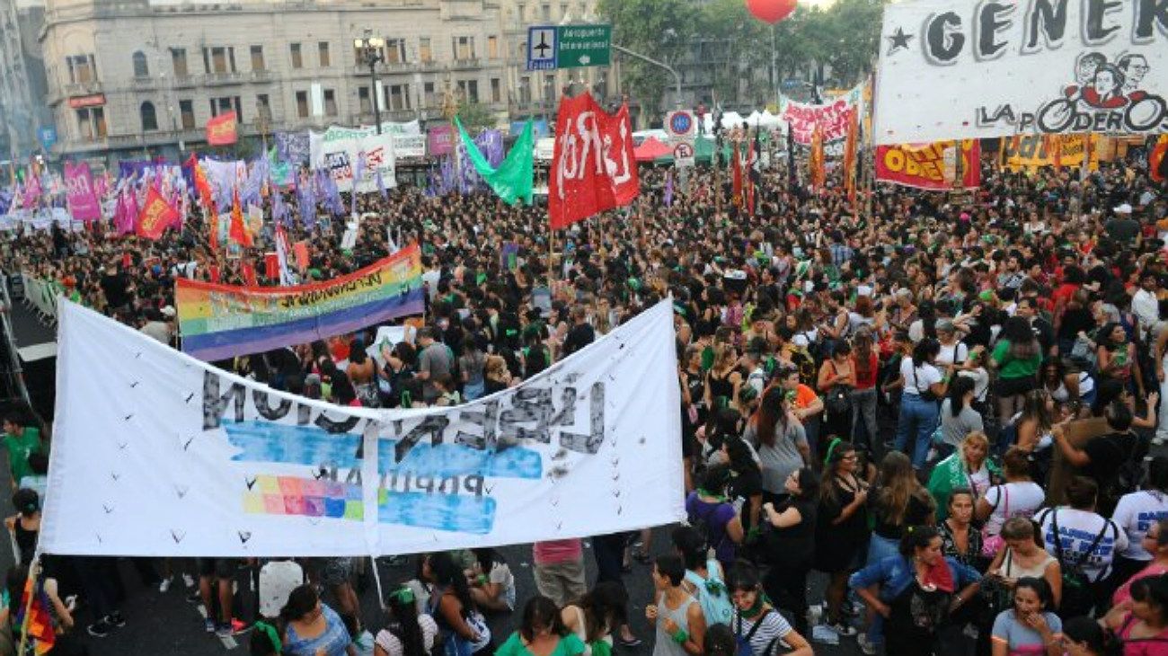 Una vista temprana del masivo acto a favor del aborto que se realiza frente al Congreso.