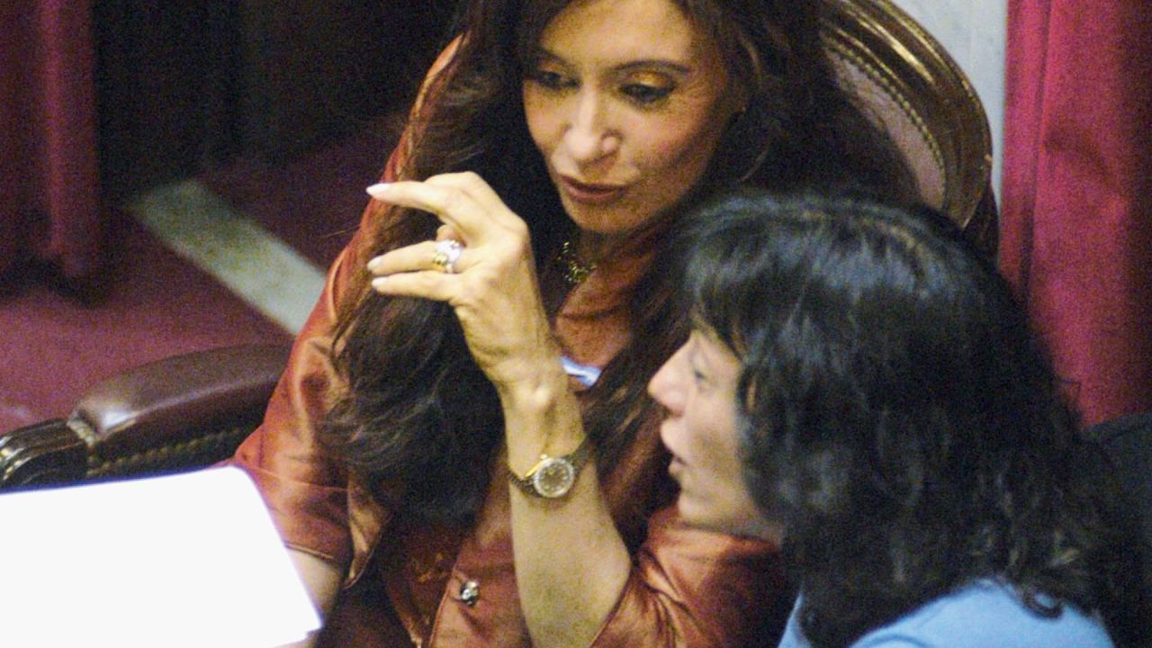 Antes. Cristina Kirchner y Vilma Ibarra en el Senado.  | Foto:CEDOC.