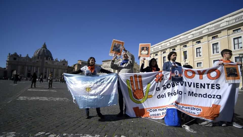 Tres sordos que fueron víctimas de abusos sexuales durante su infancia en institutos católicos en Argentina, la tierra natal del papa Francisco, pidieron audiencia al pontífice para pedirle que cumpla sus promesas frente al fenómeno que azota a la iglesia.