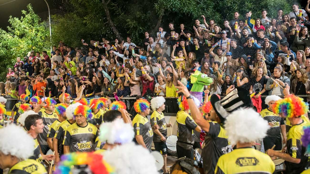 Cada noche, decenas de miles de personas se congregan en el centro de la ciudad para vivir el carnaval.