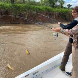 La idea era pescar al garete enfrentando la costa para poder ejecutar los lanzamientos bien pegaditos a la orilla. 