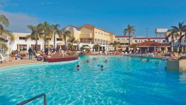 En Los Pinos, en Termas de Río Hondo, el agua termal sale de las canillas. Sus 30.000 m2 de parque son una alternativa a las piscinas.