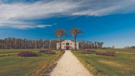 Puesto Viejo recibe al visitante con un edificio imponente y lo entretiene metiéndolo de lleno en el mundo del polo, desde la teoría a la práctica.