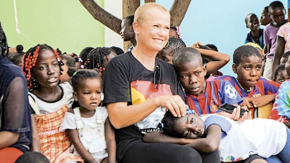 El sentido viaje solidario de Xuxa y su hija Sasha por el continente africano