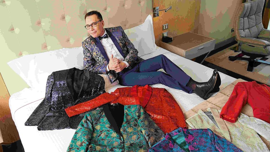 Marcelo Polino muestra su vestidor y su colección de moños y trajes