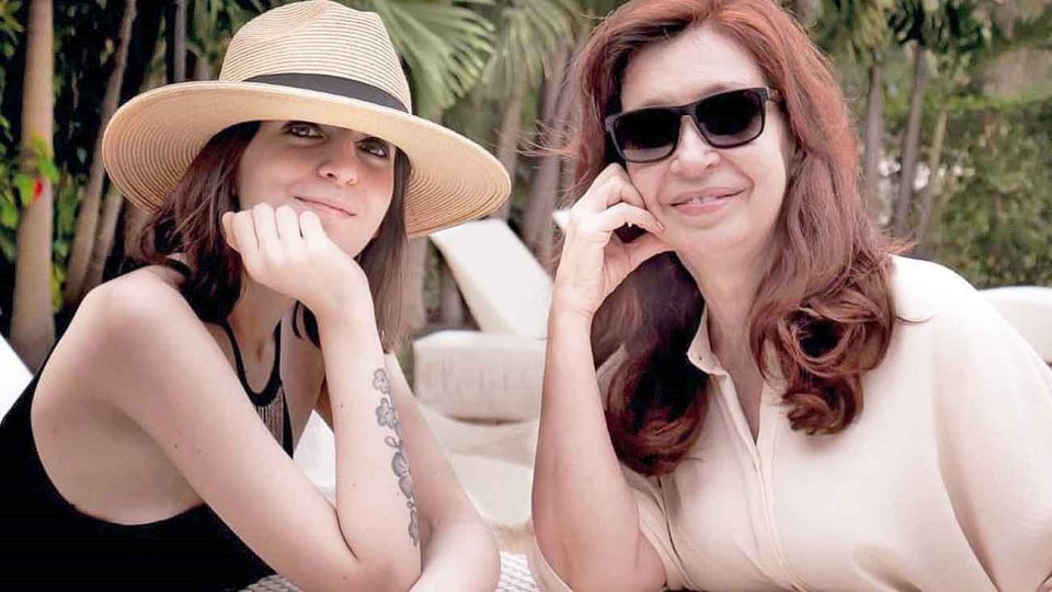 Juntas. En la primera foto familiar vista en varios meses, Florencia Kirchner y su madre, Cristina, se mostraron sonrientes en Cuba.