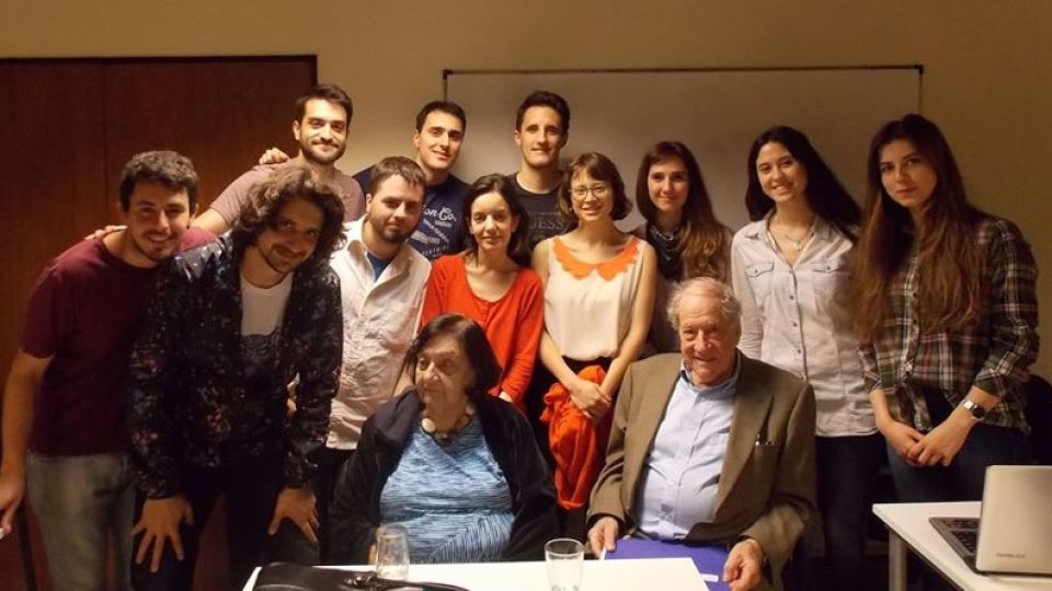 Bob Cox da clases de Ética Periodística en el Posgrado.