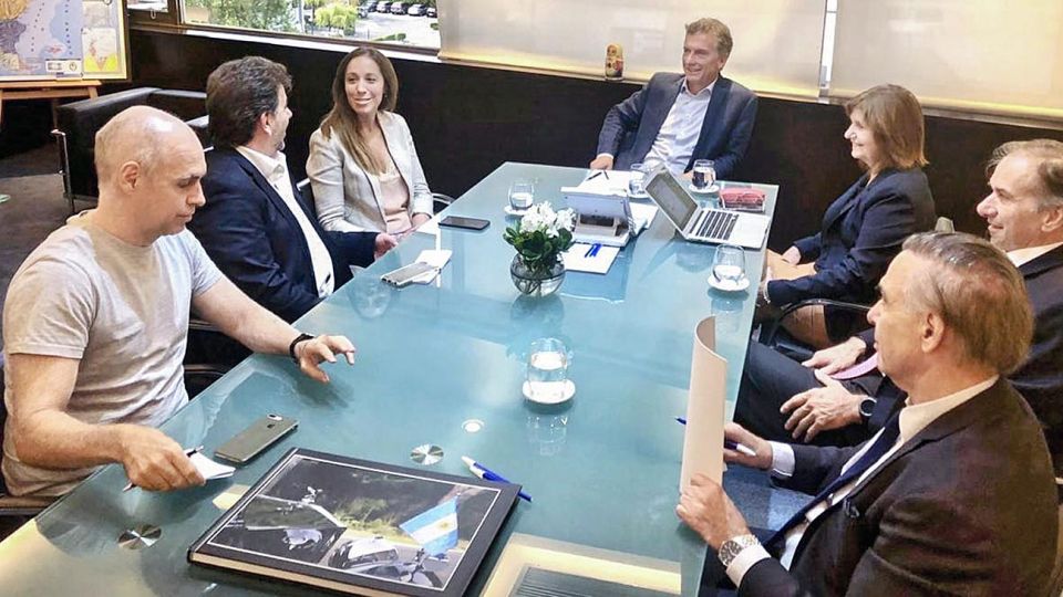 Mesa. El ex mandatario encabezó el jueves en sus nuevas oficinas la mesa chica del PRO.