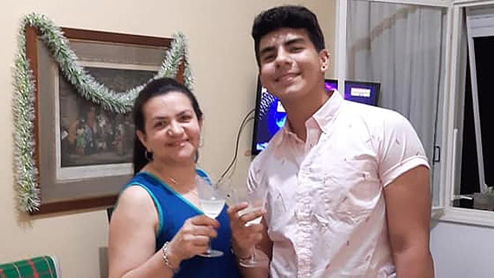 Víctima. Fernando Báez Sosa vivía con su madre (foto) y su padre en Recoleta.