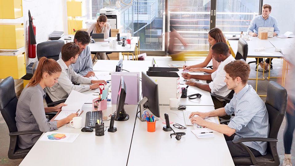 Los jóvenes en Latinoamérica tienen muchas dificultades para conseguir su primer empleo.
