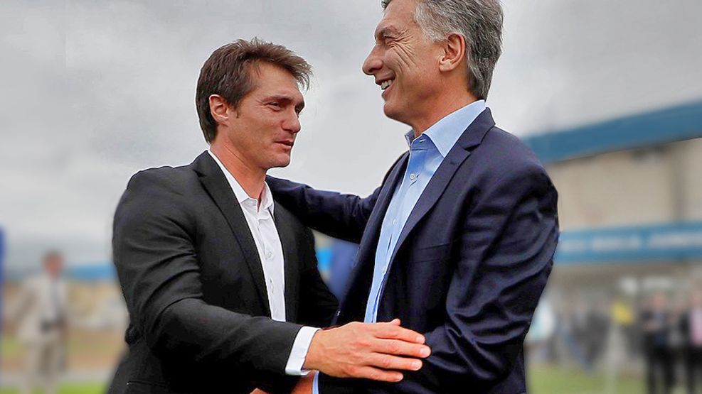 Guillermo Barros Schelotto y Macri, sonrientes en una foto en Boca.