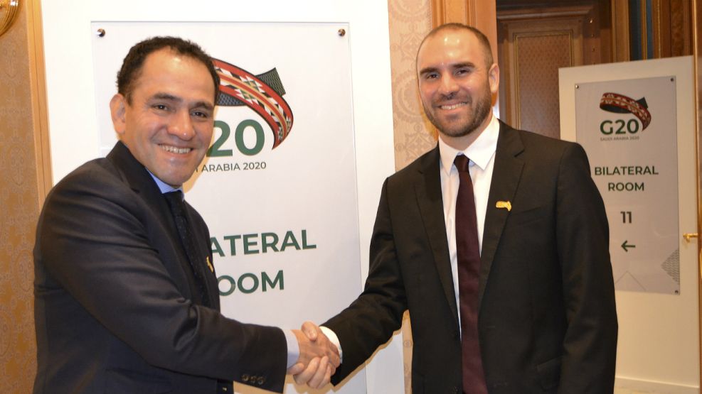 Martín Guzmán, con el secretario de Tesoro estadounidense, Steve Mnuchin, en Cumbre de Ministros de Finanzas en Riad. 