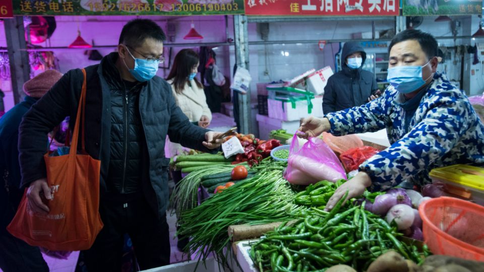 El coronavirus -que ahora cuenta con 80.000 infectados, habría surgido en el concurrido mercado de mariscos “Huanan” del distrito de Jianghan -Wuhan- a menos de un kilómetro de la estación ferroviaria de Hankou.