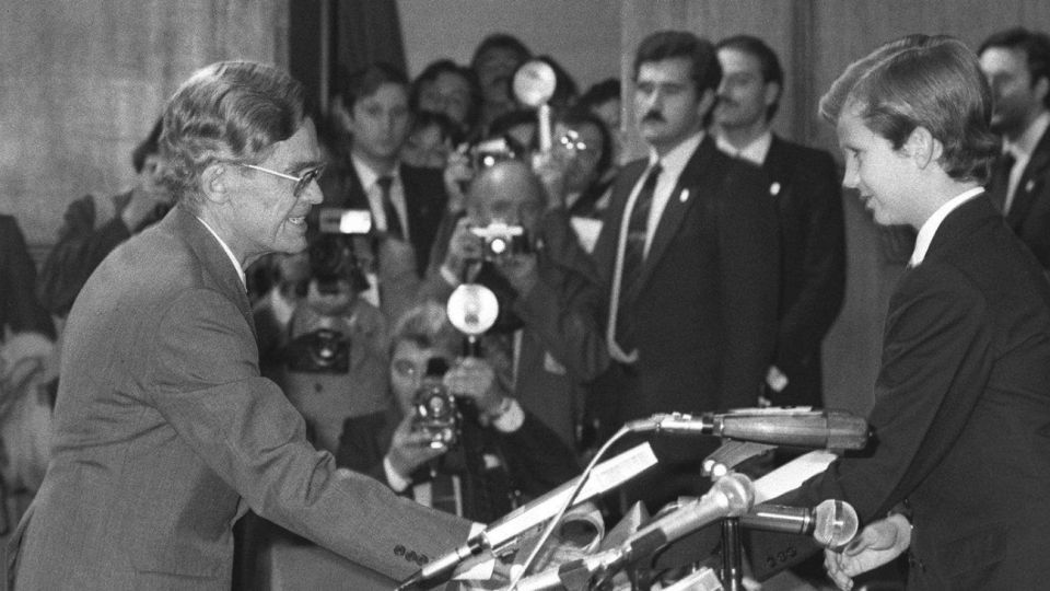 En 1982, Bunge recibió el Premio Príncipe de Asturias por "la labor que se desarrolla en Ultramar en disciplinas que, como las Filosofías de las Ciencias Naturales y Sociales, tienen en el doctor Mario Augusto Bunge uno de sus más distinguidos representantes".