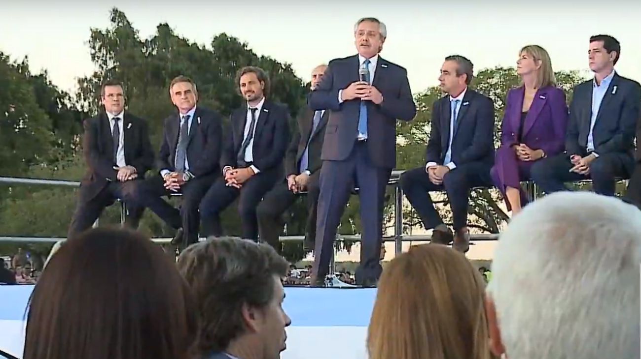 El presidente Alberto Fernández, hablando en el acto de Rosario, a la vera del río Paraná.